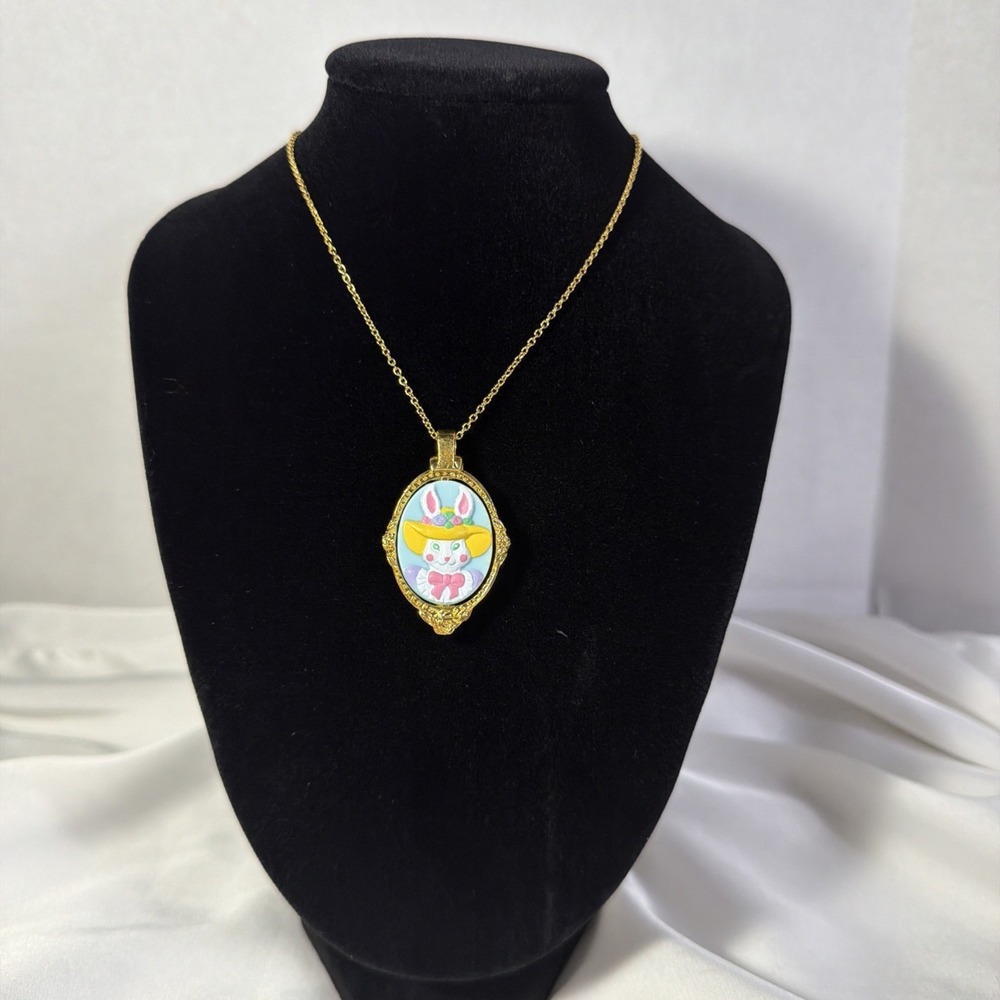 Vintage EASTER BUNNY‎ Avon SWEET SPRING CAMEO NECKLACE AVON KIDS 2-Sided